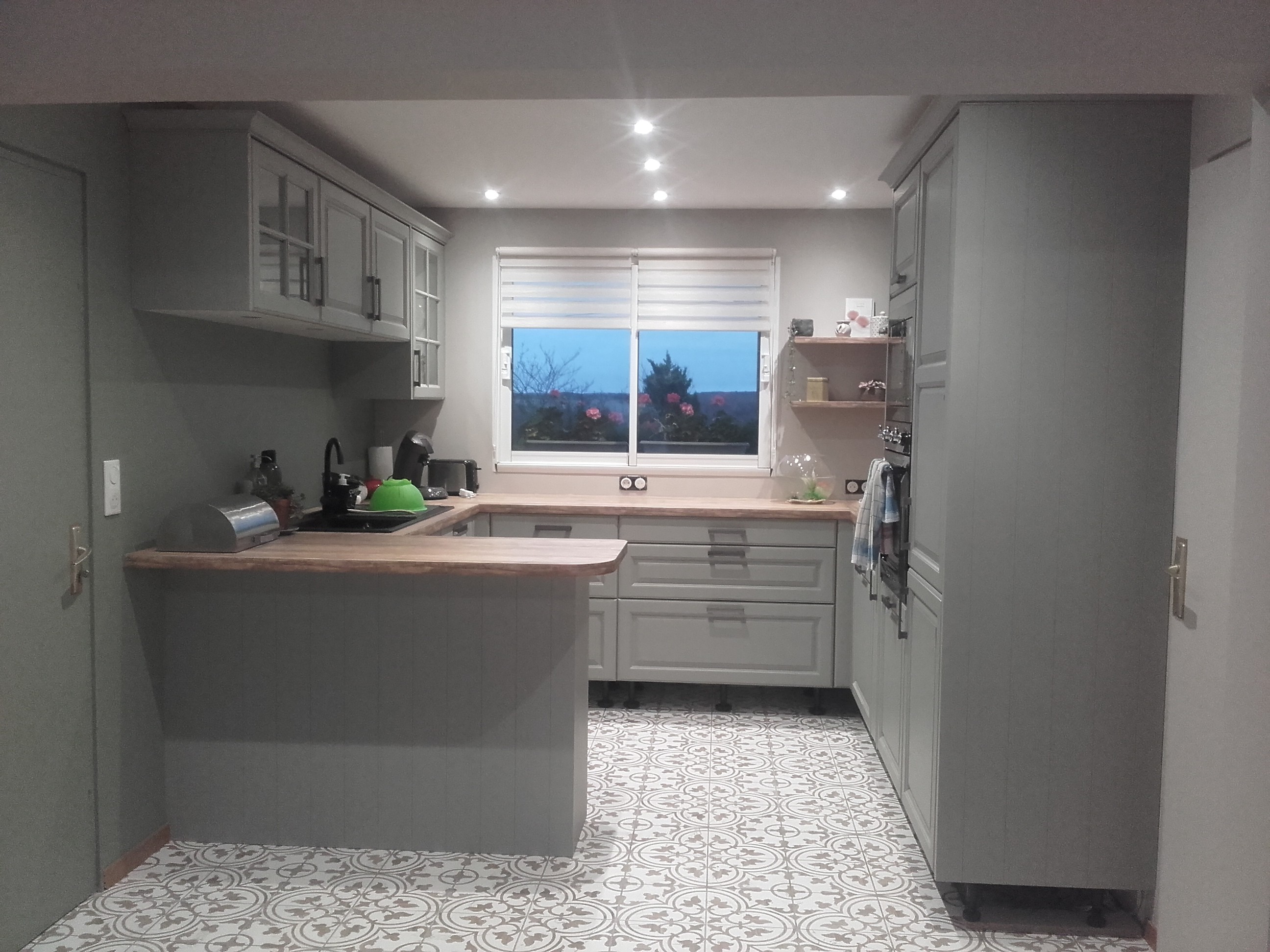 Rénovation totale de cuisine, avec peintures dans des tons verts et pose d'un sol souple