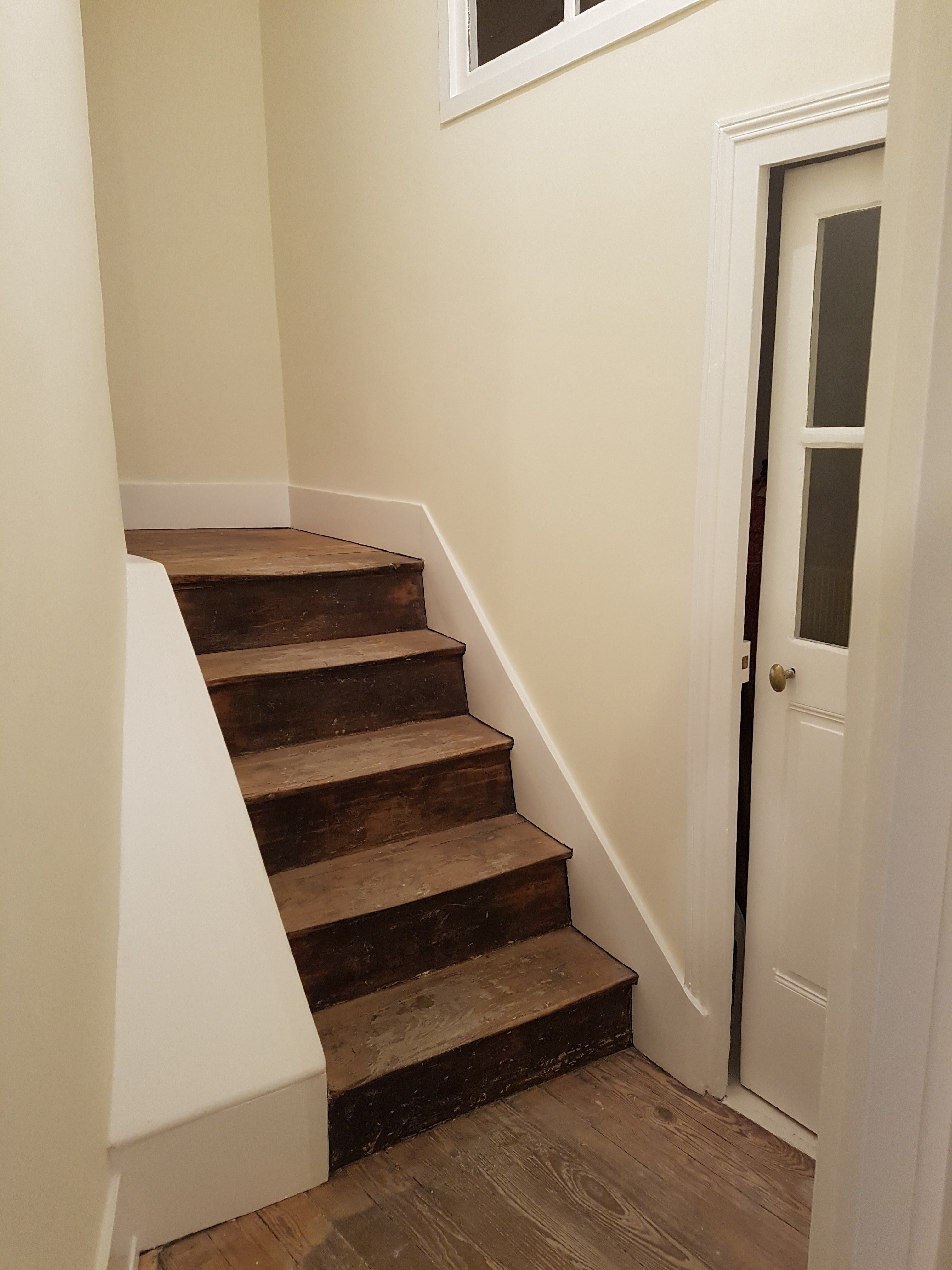 Rénovation d'une cage d'escalier, avec peinture dans des tons clairs