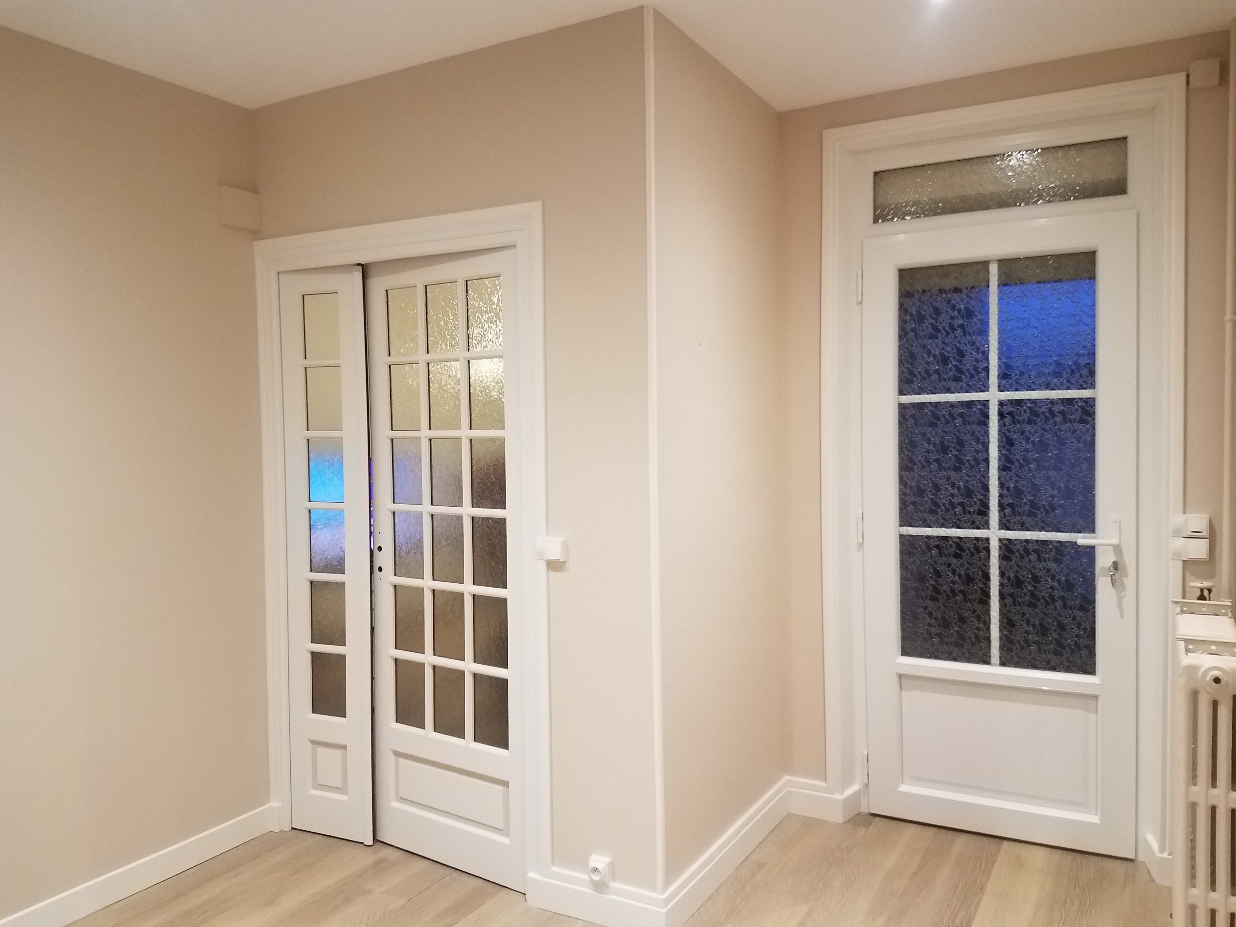 Rénovation d'une entrée dans des tons clairs ,avec peintures plafond, murs et boiseries