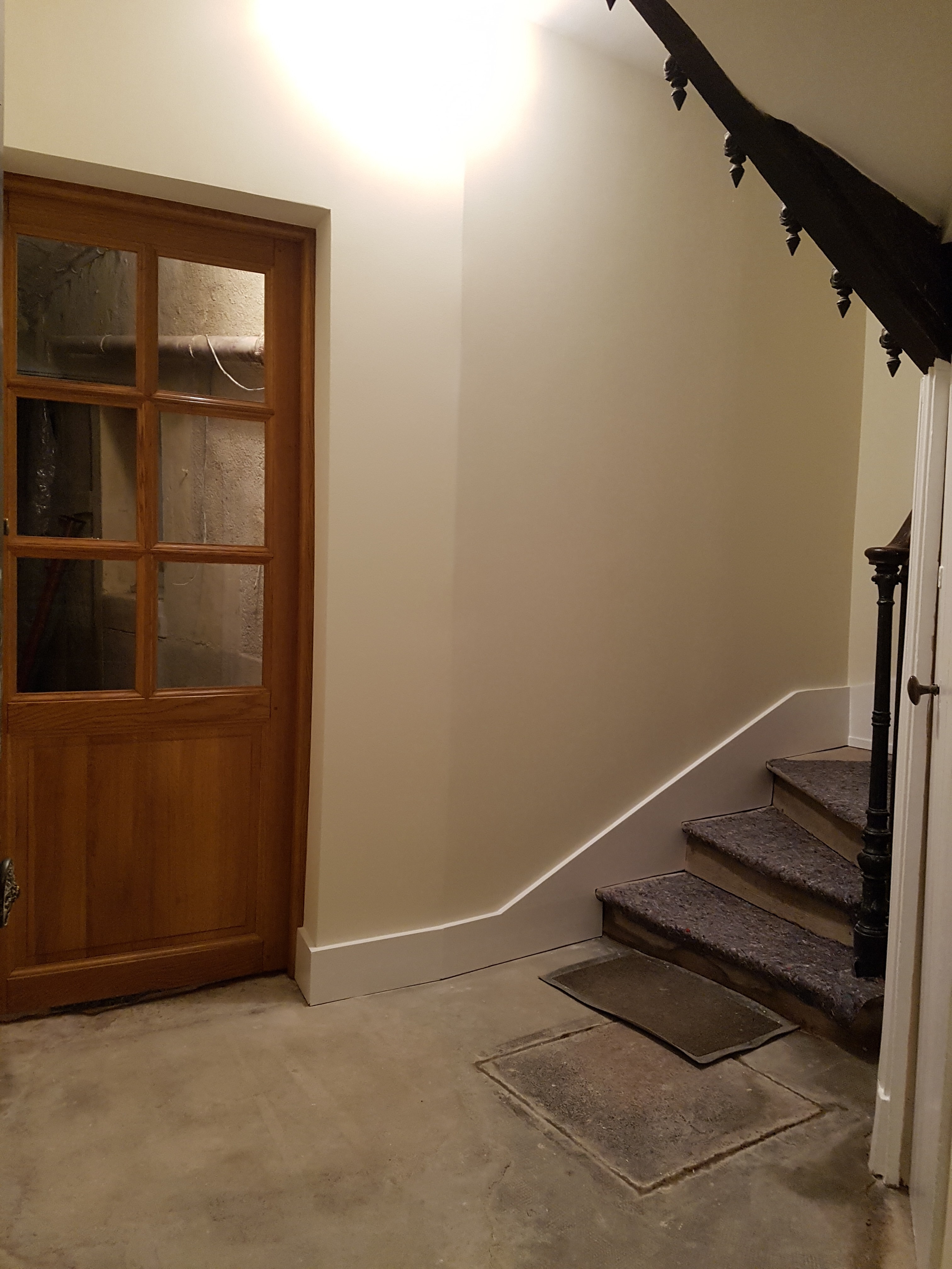 Rénovation d'une entrée, avec peinture des plafonds et murs dans un ton clair