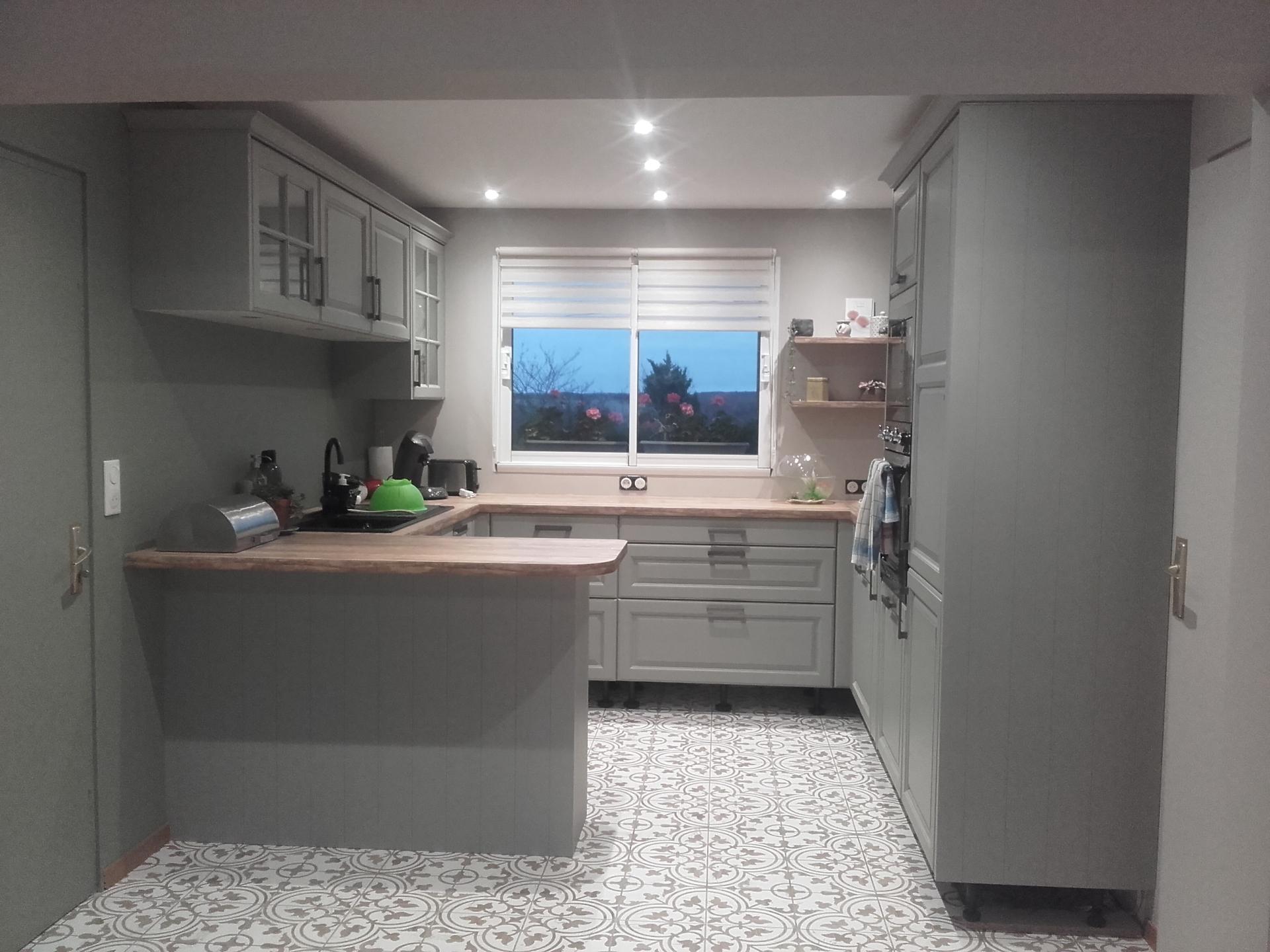 Rénovation d'une cuisine, en peinture vert sauge